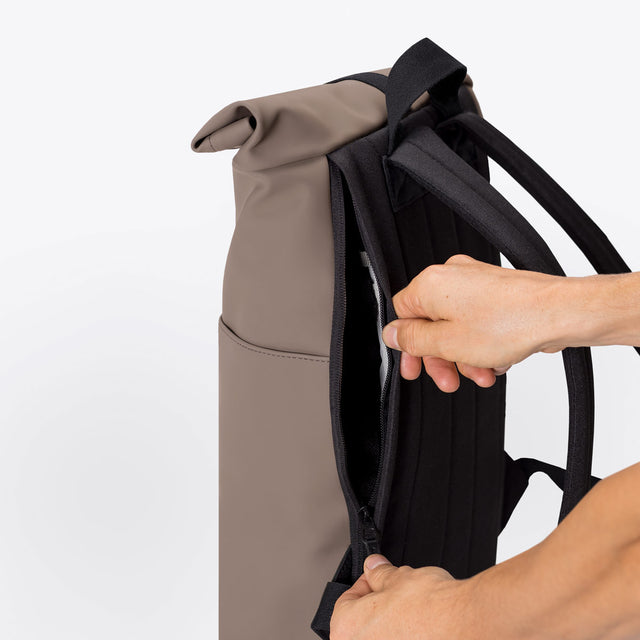 Hajo(ハヨ) Medium Backpack / Lotus Infinity - Dark Sand