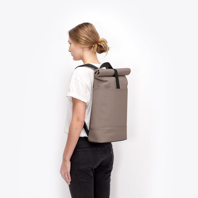 Hajo(ハヨ) Medium Backpack / Lotus Infinity - Dark Sand