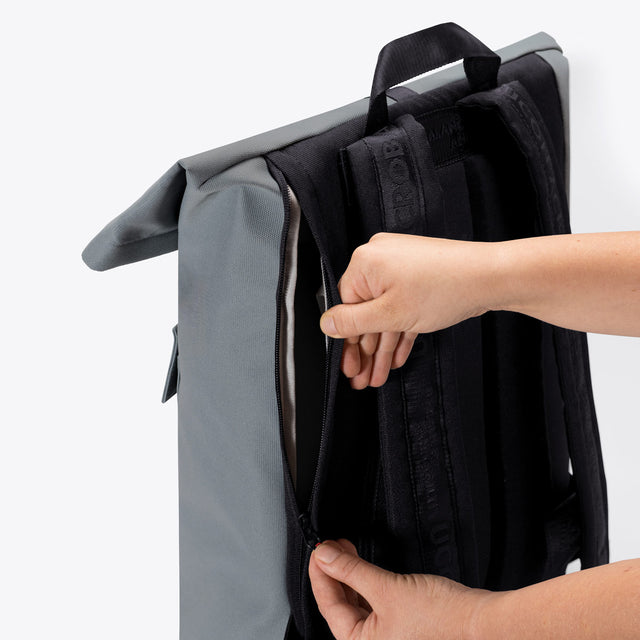 Jannik(ヤニーク) Medium Backpack / Phantom - Pigeon Blue Reflective