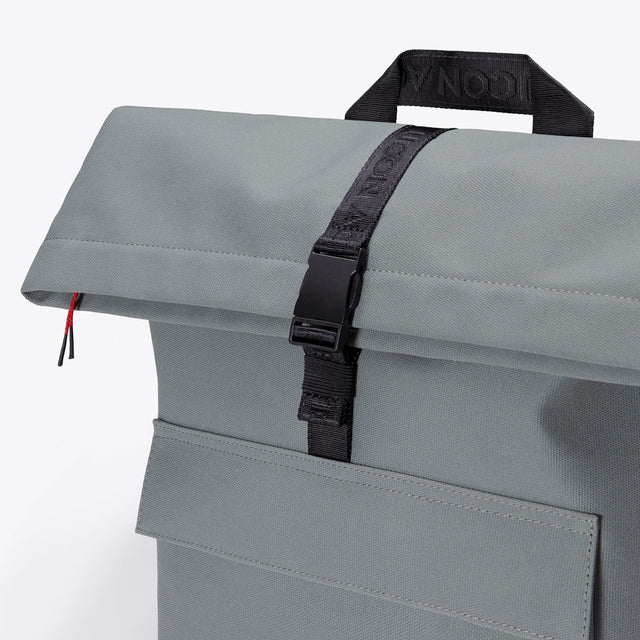 Jannik(ヤニーク) Medium Backpack / Phantom - Pigeon Blue Reflective