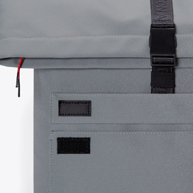 Jannik(ヤニーク) Medium Backpack / Phantom - Pigeon Blue Reflective
