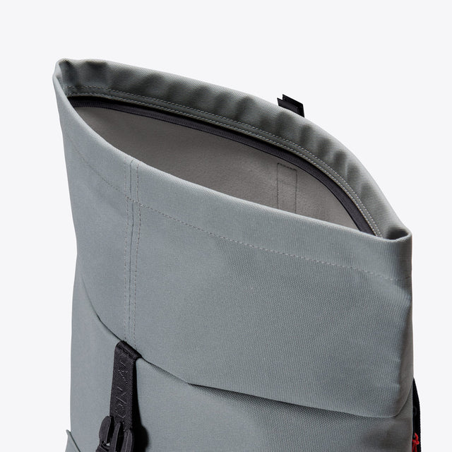 Jannik(ヤニーク) Medium Backpack / Phantom - Pigeon Blue Reflective