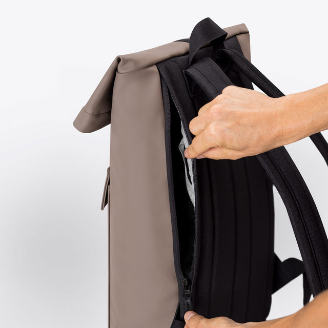 Jannik(ヤニーク) Mini Backpack / Lotus Infinity - Dark Sand